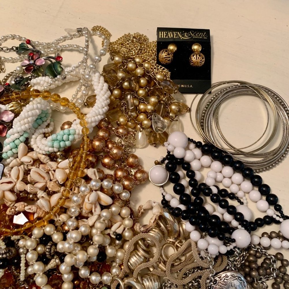 Lot of Assorted Vintage To Now Jewelry 2 lbs+ - Picture 4 of 4
